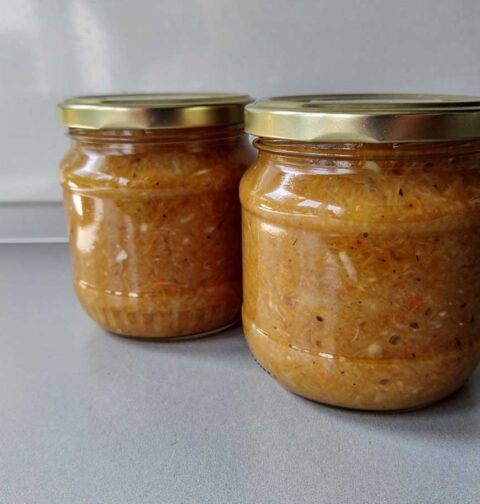 2 grote jampotten met zelfgemaakte, en niet helemaal fijn gepureerde, courgettejam.