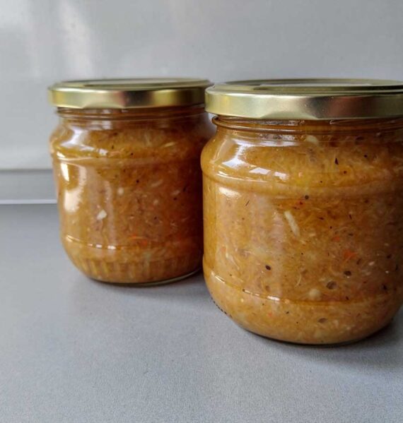 2 grote jampotten met zelfgemaakte, en niet helemaal fijn gepureerde, courgettejam.