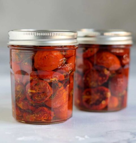 2 inmaakpotten met daarin gedroogde tomaten en smaakmakers in goede olijfolie.