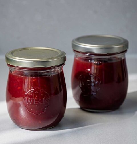 2 jampotten met zelfgemaakt granaatappeljam.