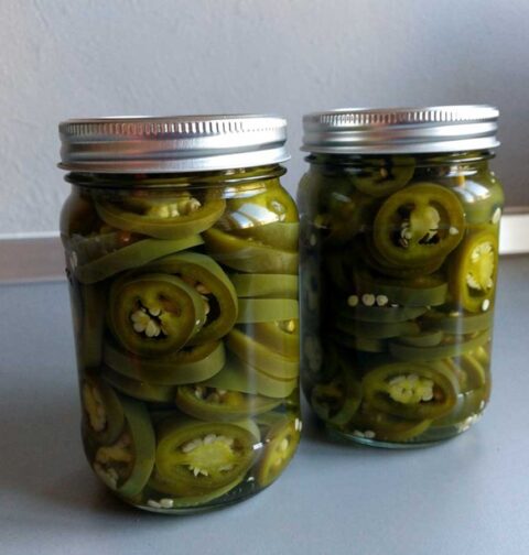 2 inmaakpotten met ingemaakt ringen Jalapeñ, op een zuur.