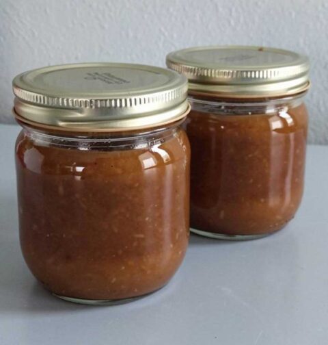 2 jampotten met daarin zelfgemaakte karamel-appel-koffiejam.
