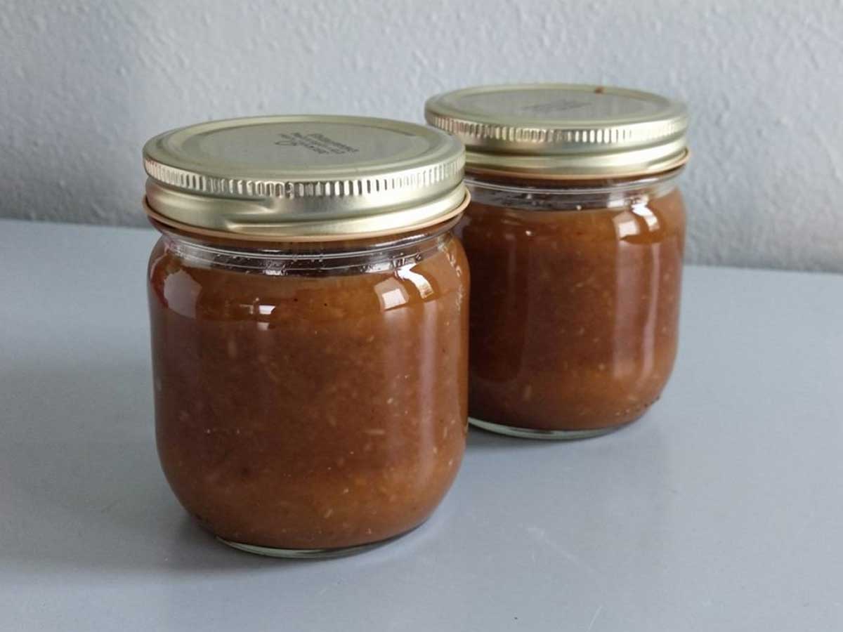 2 jampotten met daarin zelfgemaakte karamel-appel-koffiejam.