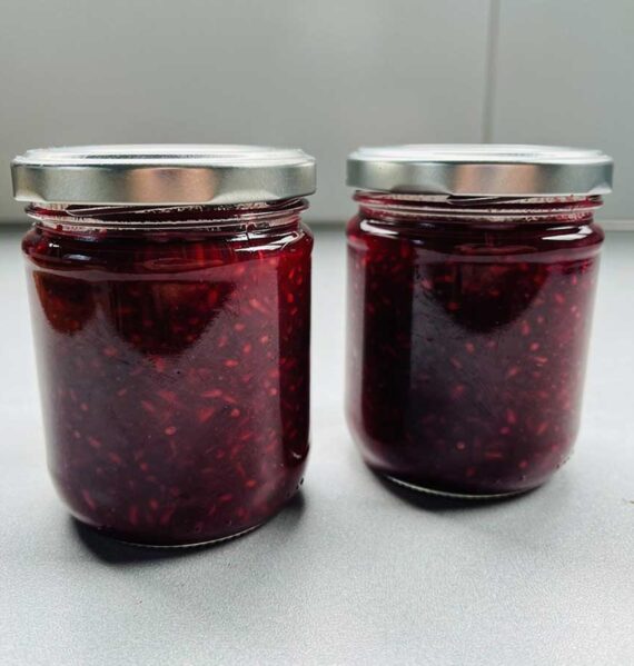 2 jampotten met zelfgemaakt kersenjam, gemaakt van eigen kersen.