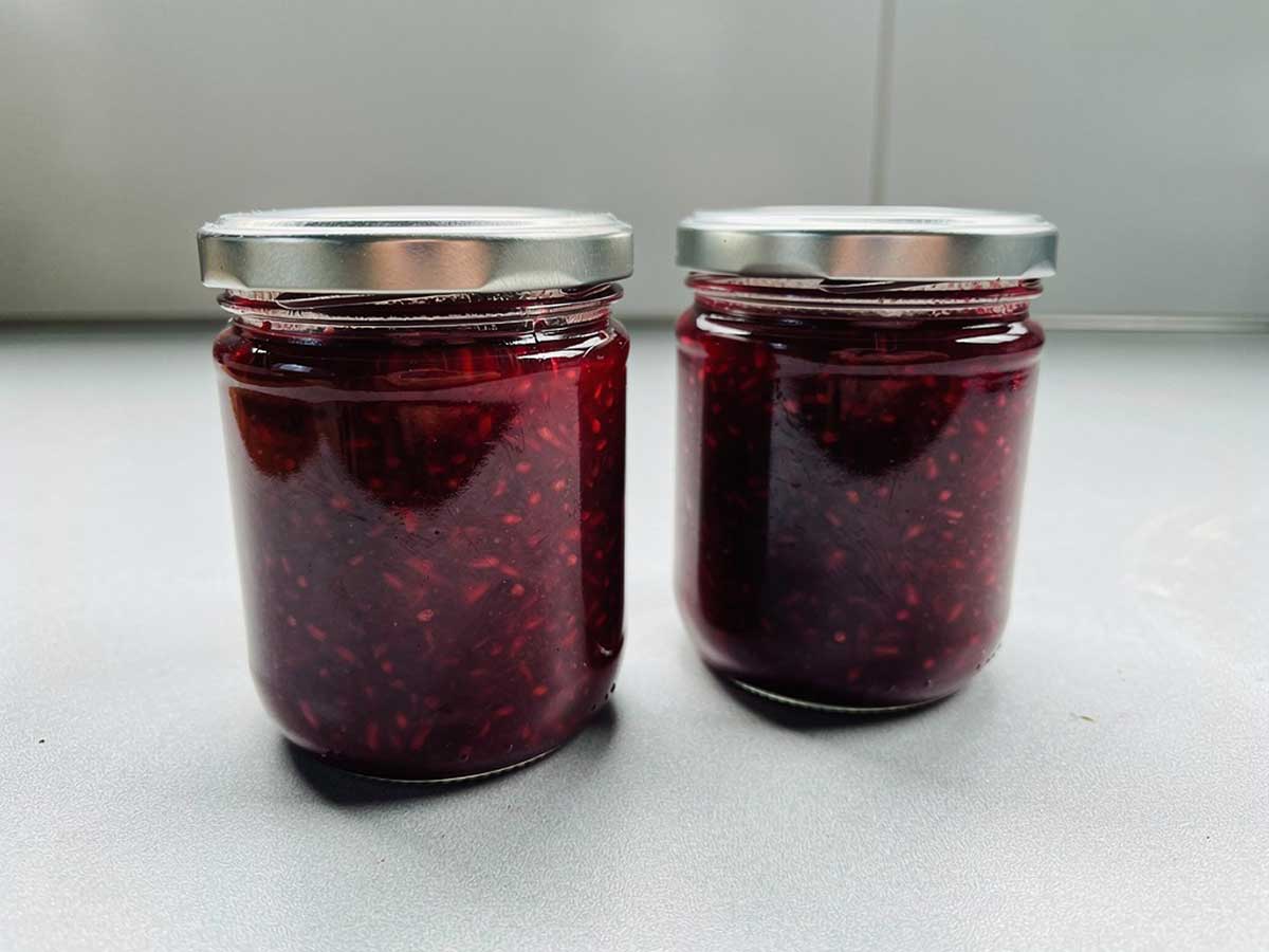 2 jampotten met zelfgemaakt kersenjam, gemaakt van eigen kersen.