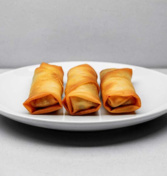 3 gebakken loempia's op een wit bordje.