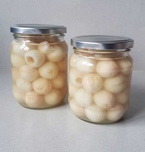 2 inmaakpotten vol lychees, de potten zijn bovendien geweckt.