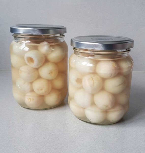 2 inmaakpotten vol lychees, de potten zijn bovendien geweckt.