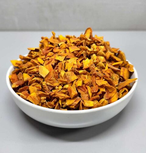 Een schaal met gedroogde stukjes mango.