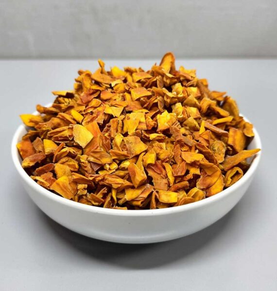 Een schaal met gedroogde stukjes mango.