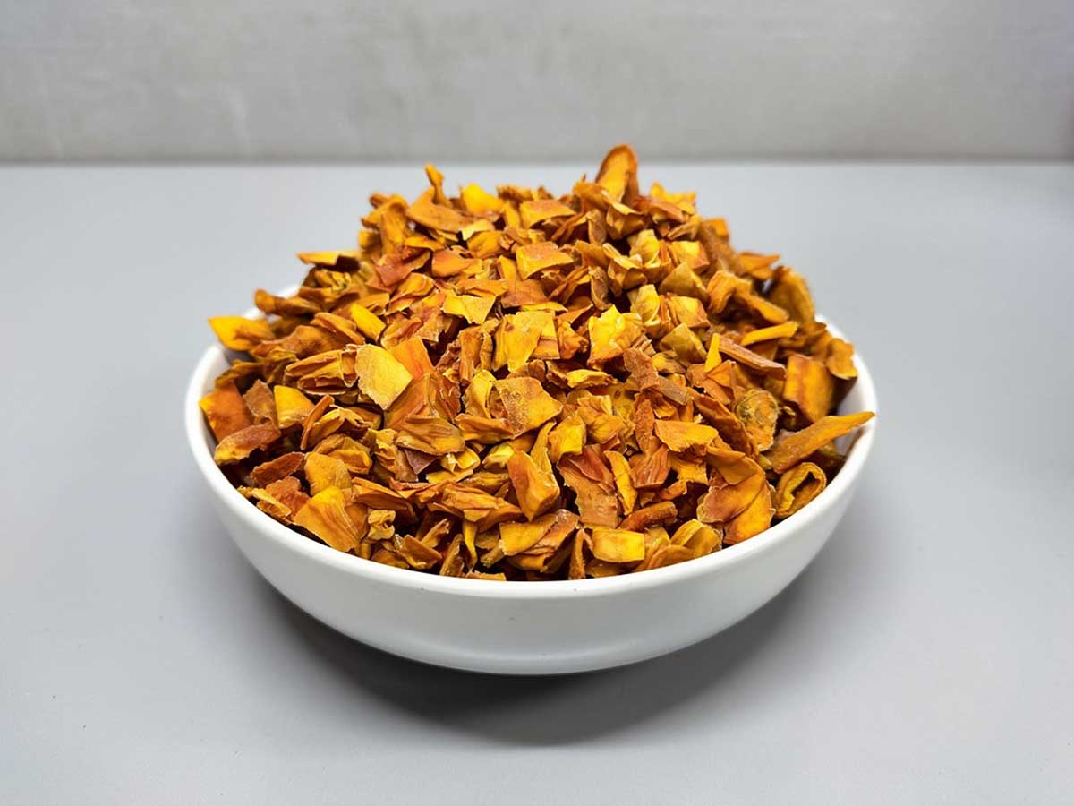 Een schaal met gedroogde stukjes mango.