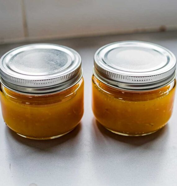 2 kleine jampotten met zelfgemaakte mangojam.