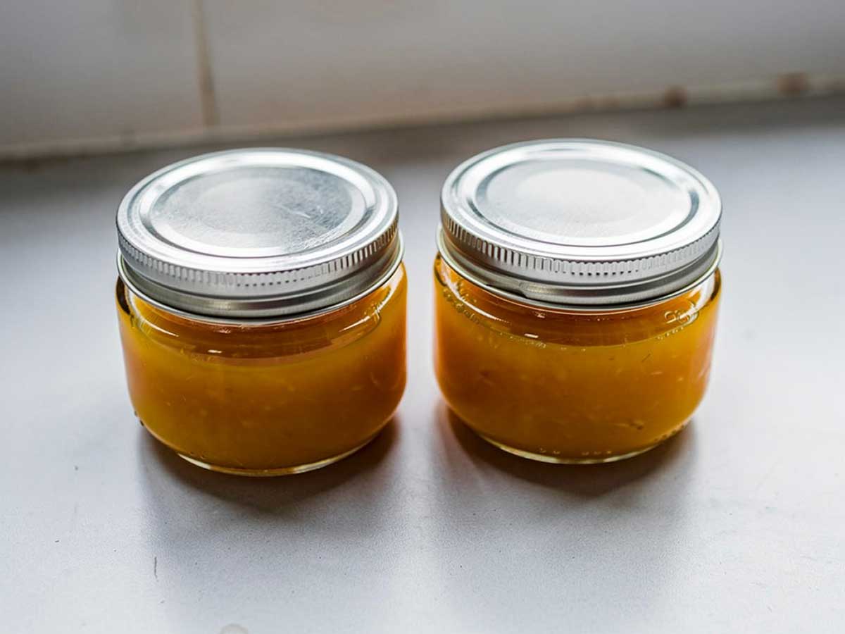 2 kleine jampotten met zelfgemaakte mangojam.