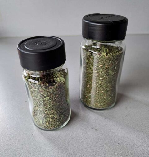 2 kruidenpotjes met gedroogde en verkruimeld munt.