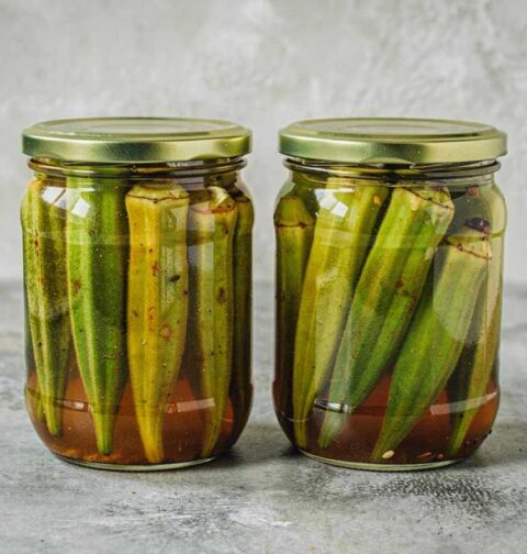 2 inmaakpotten met ingemaakte okra.