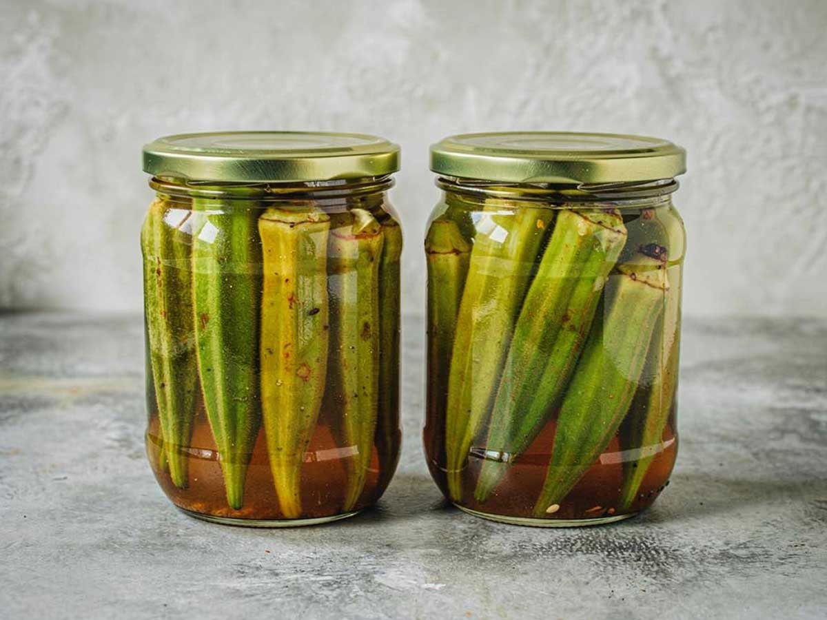 2 inmaakpotten met ingemaakte okra.