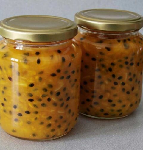 2 jampotten met passievruchtjam, inclusief de pitjes.