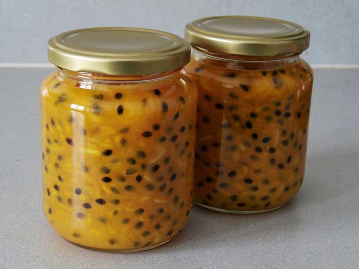 2 jampotten met passievruchtjam, inclusief de pitjes.