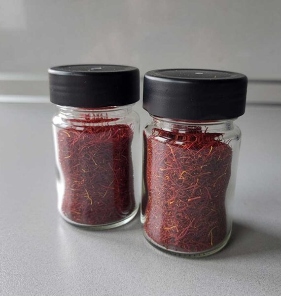 2 kruidenpotjes vol me zelfgeoogste en zelfgedroogde saffraan.