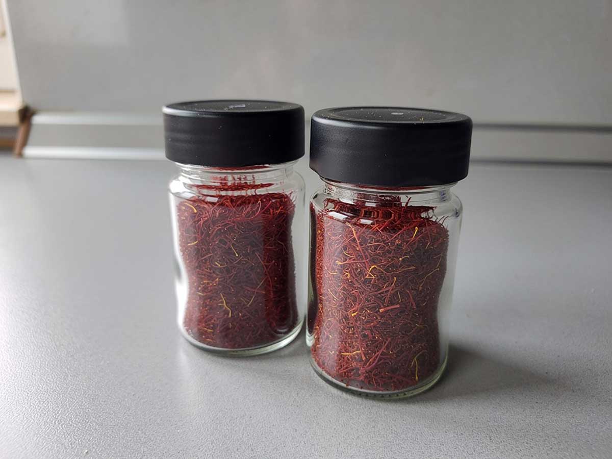 2 kruidenpotjes vol me zelfgeoogste en zelfgedroogde saffraan.