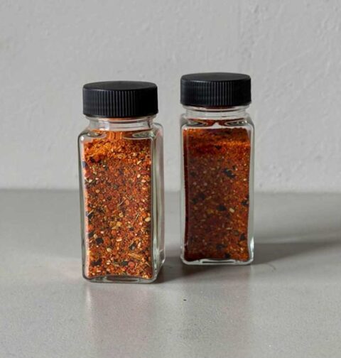 2 kruidenpotjes met zelfgemaakte Shichimi togarashi.