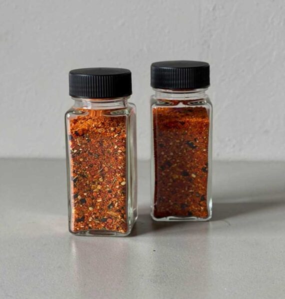 2 kruidenpotjes met zelfgemaakte Shichimi togarashi.