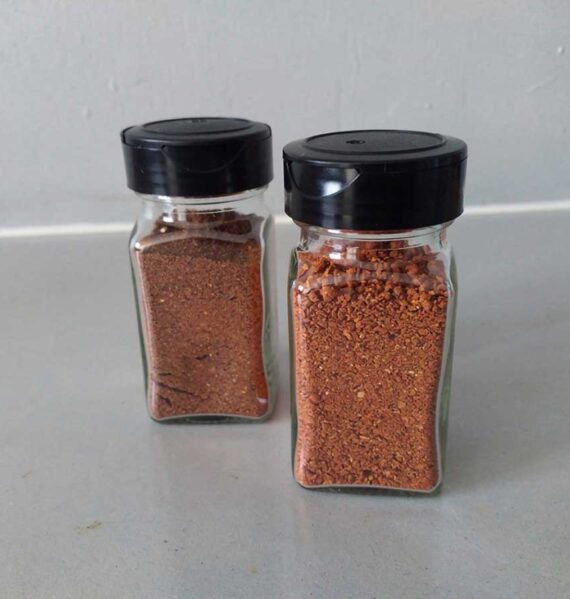 2 kruidenpotjes met zelf gemaakte spareribkruiden.