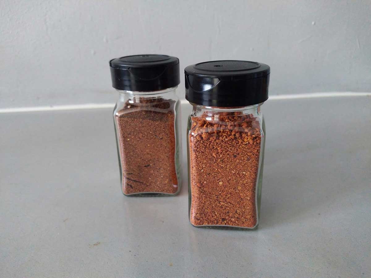2 kruidenpotjes met zelf gemaakte spareribkruiden.