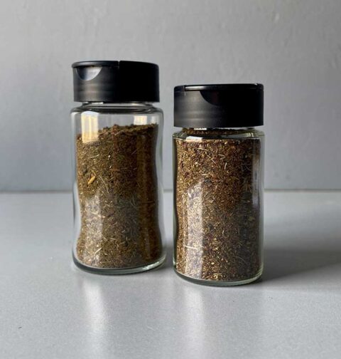 2 gevulde kruidenpotjes met stoofvleeskruidenmix.