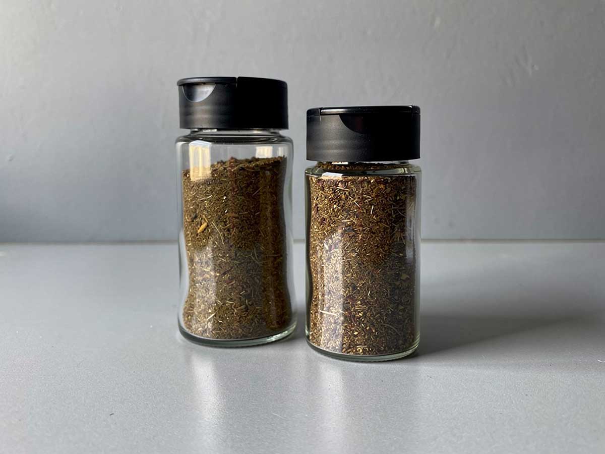 2 gevulde kruidenpotjes met stoofvleeskruidenmix.