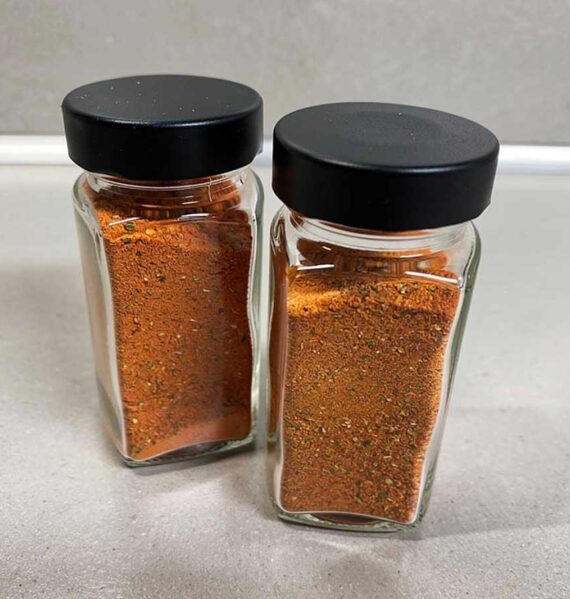 2 kruidenpotjes met daarin zelfgemaakte Tex Mex kruidenmix.