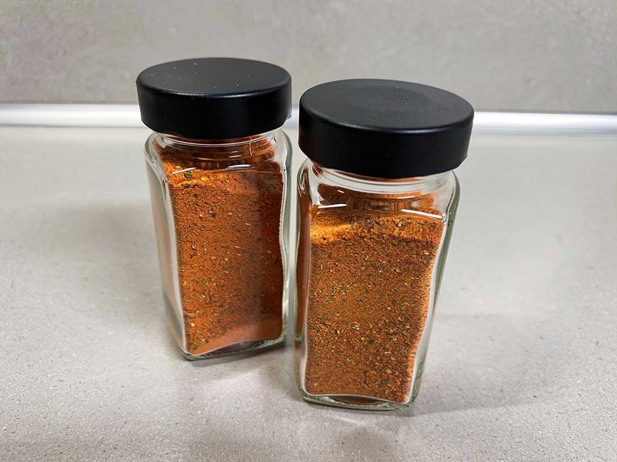 2 kruidenpotjes met daarin zelfgemaakte Tex Mex kruidenmix.