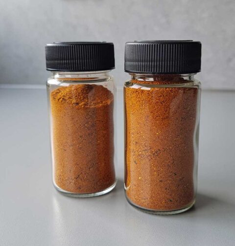 2 kruidenpotjes emt zelfgemaakte kruidenmix voor Tiki masala.