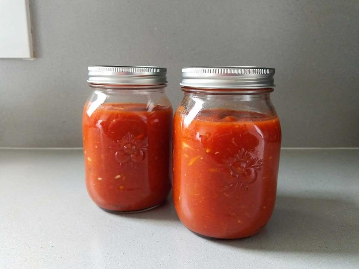2 imaakpotten met ingemaakte tomatensaus.