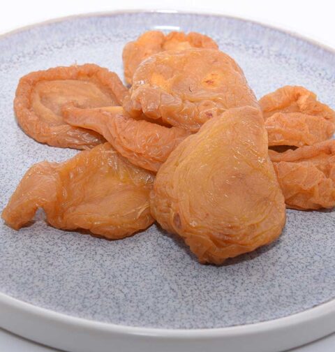 Een bordje met zelfgedroogde peren, heerlijke snack.
