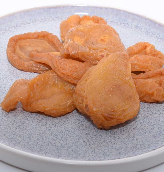 Een bordje met zelfgedroogde peren, heerlijke snack.