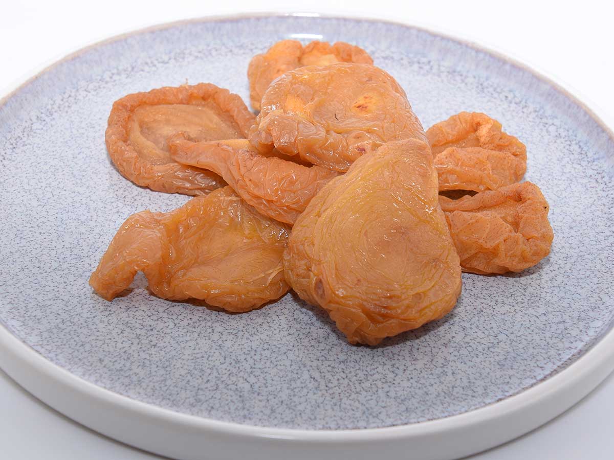 Een bordje met zelfgedroogde peren, heerlijke snack.