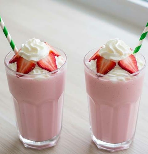 Aardbei banaan milkshake maken