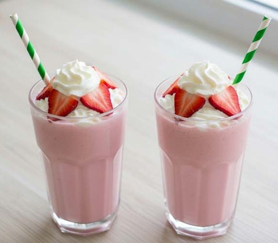 Aardbei banaan milkshake maken