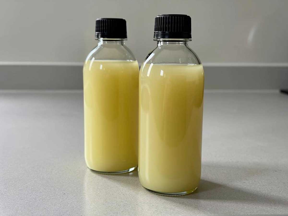 2 flessen met zelfgemaakt aspergesap, die straks ingevroren worden.