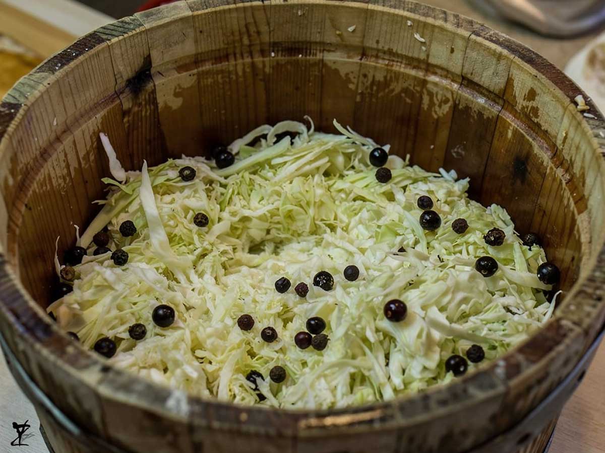 Een oudewets zuurkoolvat, waarin ik net begin met het maken van zuurkool.