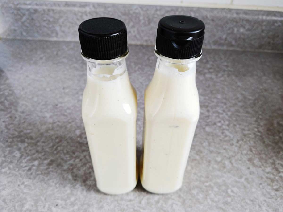 2 flesjes met daarin zelfgemaakte knoflookdressing.