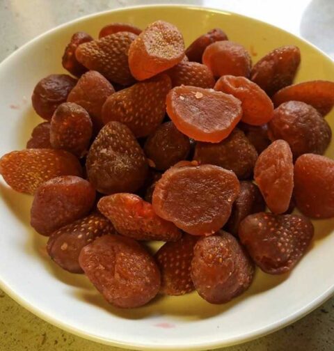 Een schaaltje met gekonfijte aardbeien.