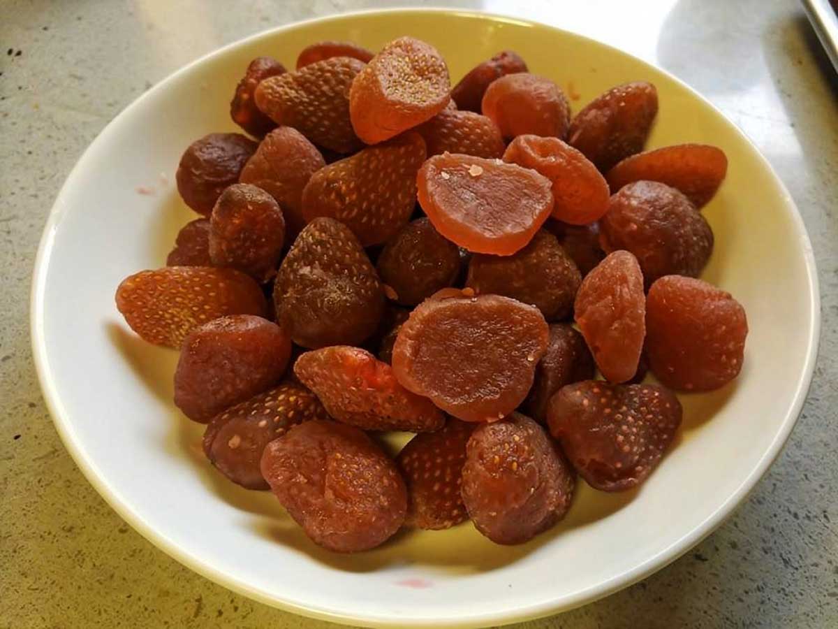 Een schaaltje met gekonfijte aardbeien.