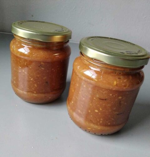 2 grote jampotten met zelfgemaakte appel hazenoot jam.