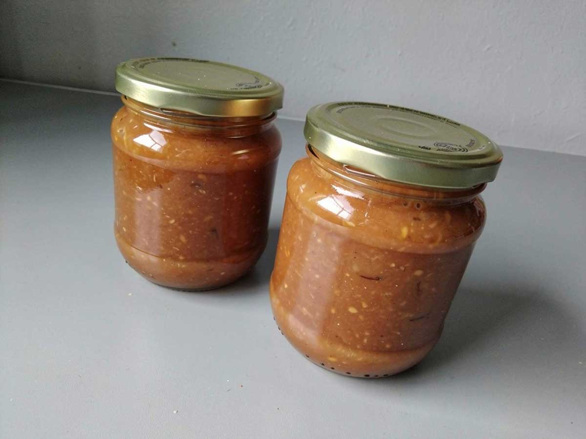 2 grote jampotten met zelfgemaakte appel-hazelnotenjam.