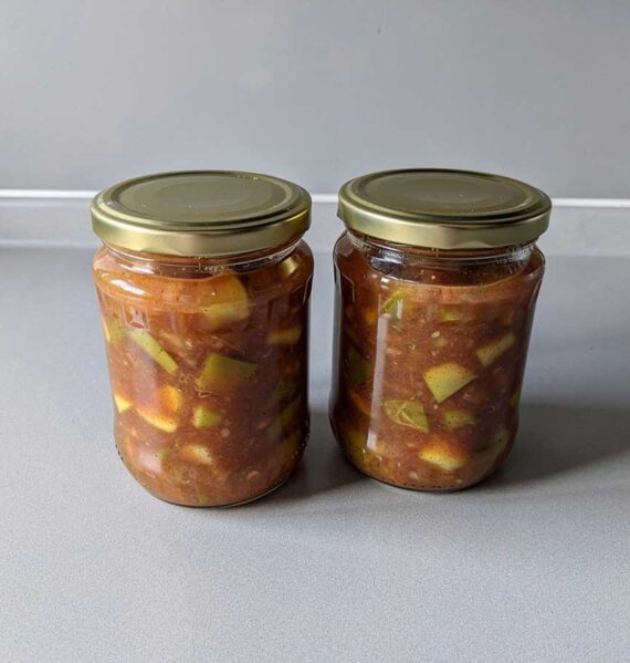 2 grote jampotten emt daarin zelfgemaakte appelchutney.