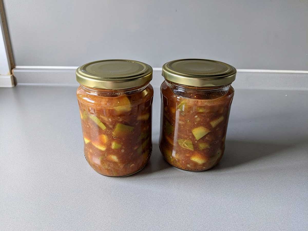 2 grote jampotten emt daarin zelfgemaakte appelchutney.