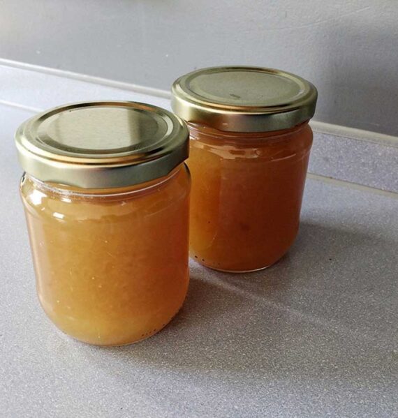 2 jampotten vol met zelfgemaakte appeljam van rijpe appels.