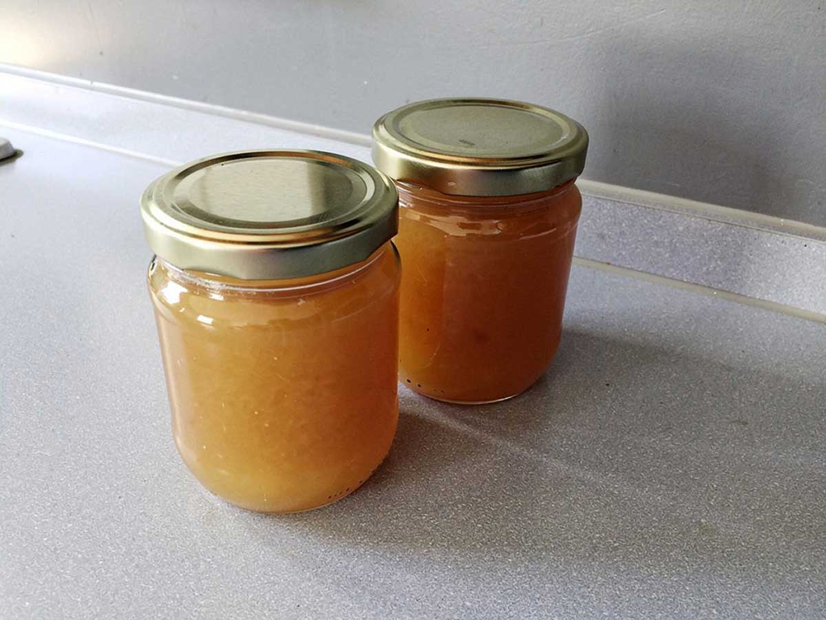 2 jampotten vol met zelfgemaakte appeljam van rijpe appels.